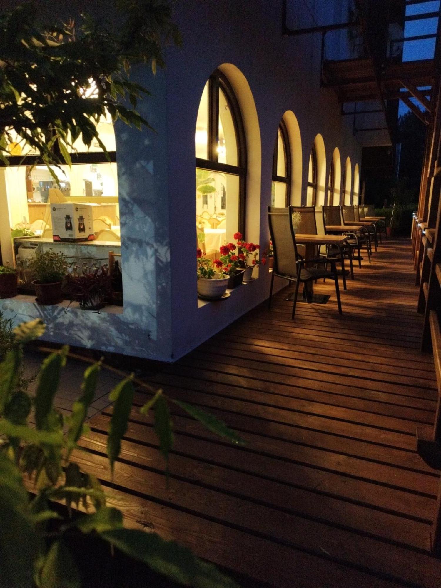 Margareta Etterem Es Vendeghaz Gasthaus Balatonbereny Exterior photo