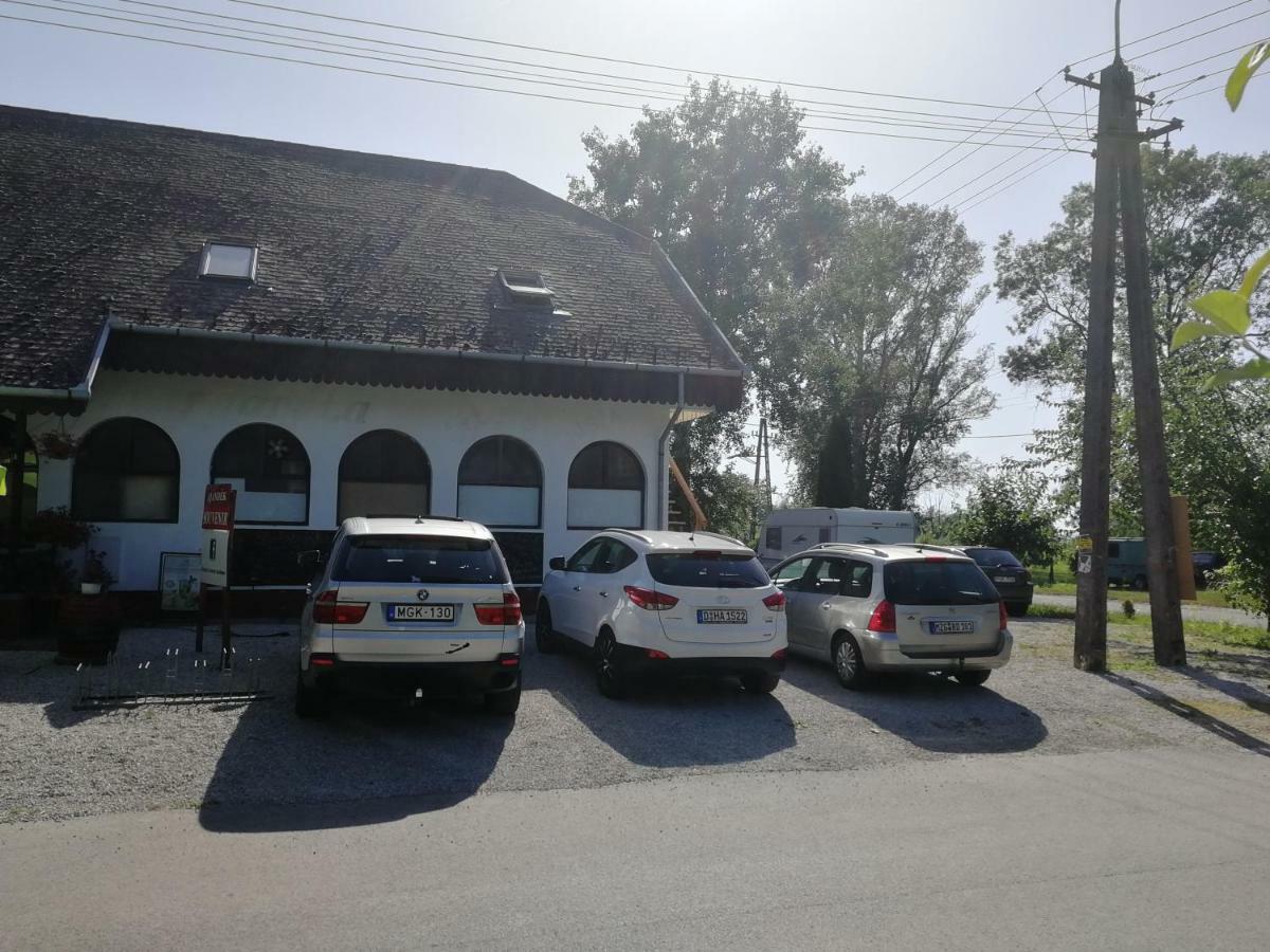 Margareta Etterem Es Vendeghaz Gasthaus Balatonbereny Exterior photo