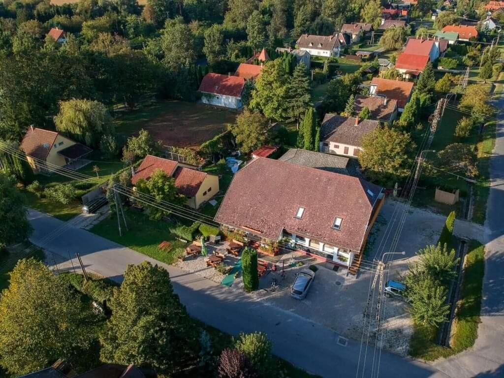 Margareta Etterem Es Vendeghaz Gasthaus Balatonbereny Exterior photo
